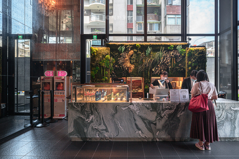 賦樂旅居,賦樂旅居評價,HOTEL PROVERBS TAIPEI,台北東區飯店,忠孝復興住宿,台北設計旅店 賦樂旅居 大理石接待櫃台與植生牆
