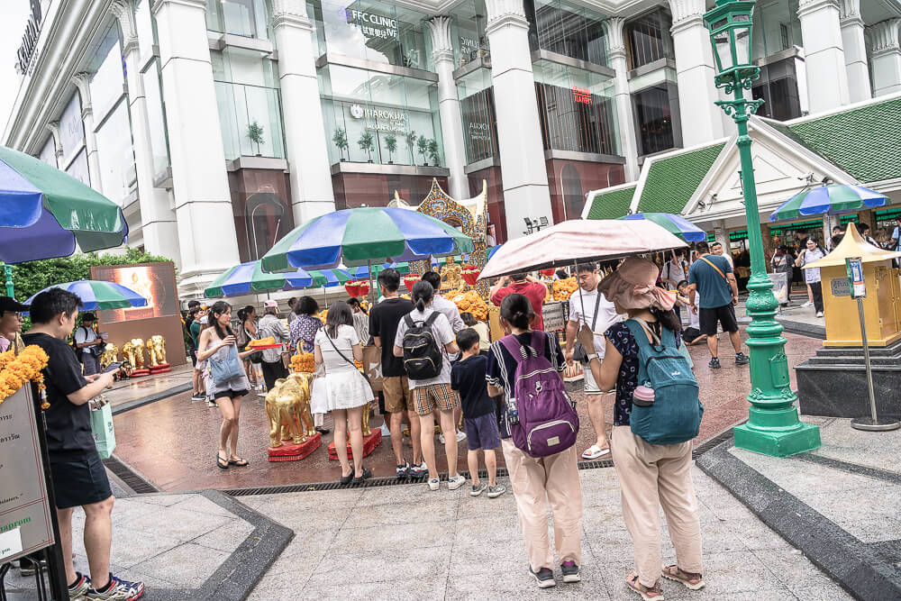 曼谷四面佛,Erawan Shrine,四面神,拜四面佛,祈福還願,還願舞,供奉鮮花,供品購買,參拜流程,開放時間,交通怎麼去,BTS Chit Lom 站,香油錢與禮數,注意事項,附近景點與商場