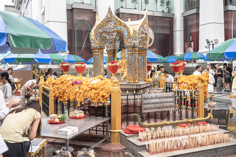 曼谷四面佛,Erawan Shrine,四面神,拜四面佛,祈福還願,還願舞,供奉鮮花,供品購買,參拜 曼谷 四面佛 金身佛龕與滿滿花環