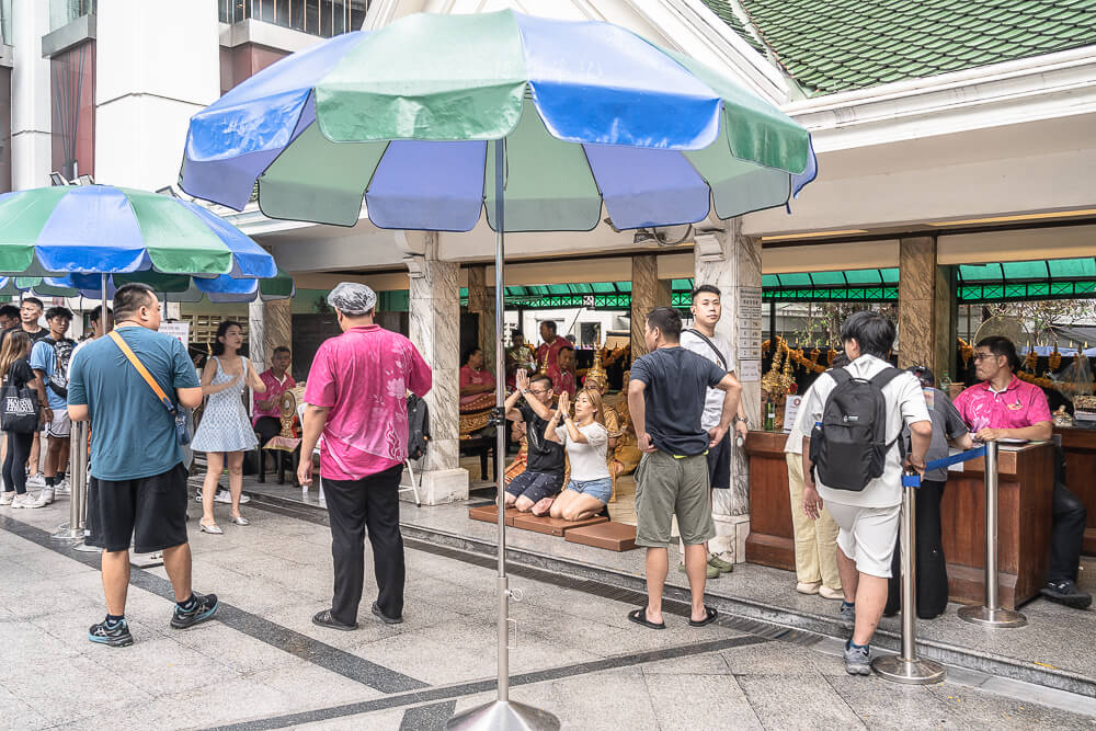 曼谷四面佛,Erawan Shrine,四面神,拜四面佛,祈福還願,還願舞,供奉鮮花,供品購買,參拜 曼谷 四面佛 金色大象供品攤
