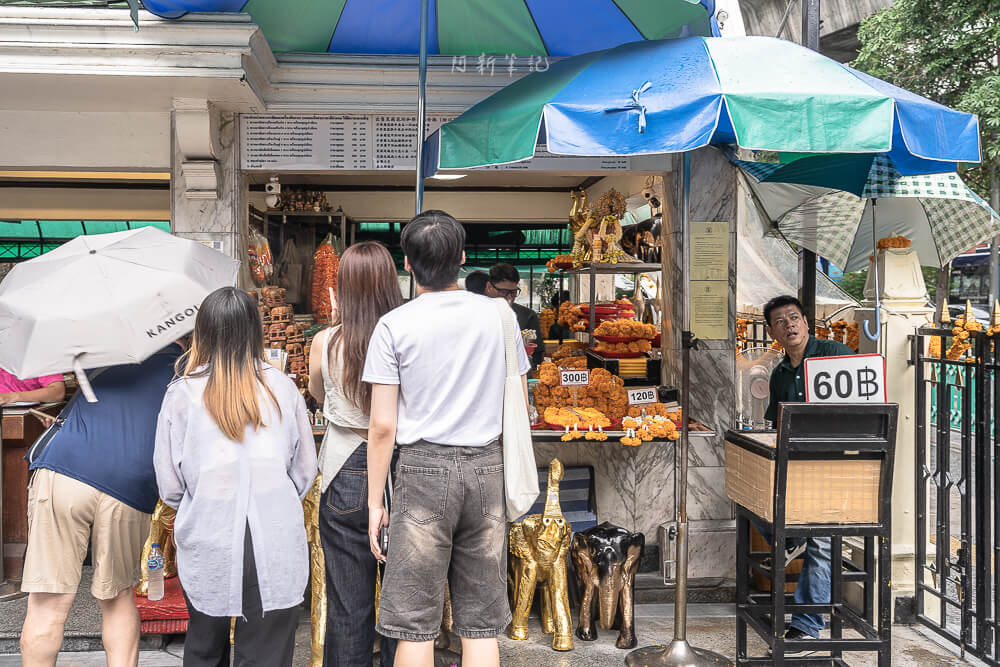 曼谷四面佛,Erawan Shrine,四面神,拜四面佛,祈福還願,還願舞,供奉鮮花,供品購買,參拜 曼谷 四面佛 供品攤與60銖價格牌