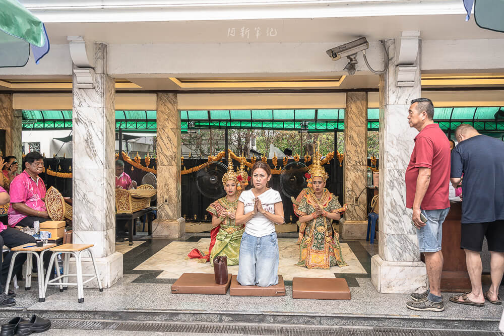 曼谷四面佛,Erawan Shrine,四面神,拜四面佛,祈福還願,還願舞,供奉鮮花,供品購買,參拜 曼谷 四面佛 還願舞舞者與信眾