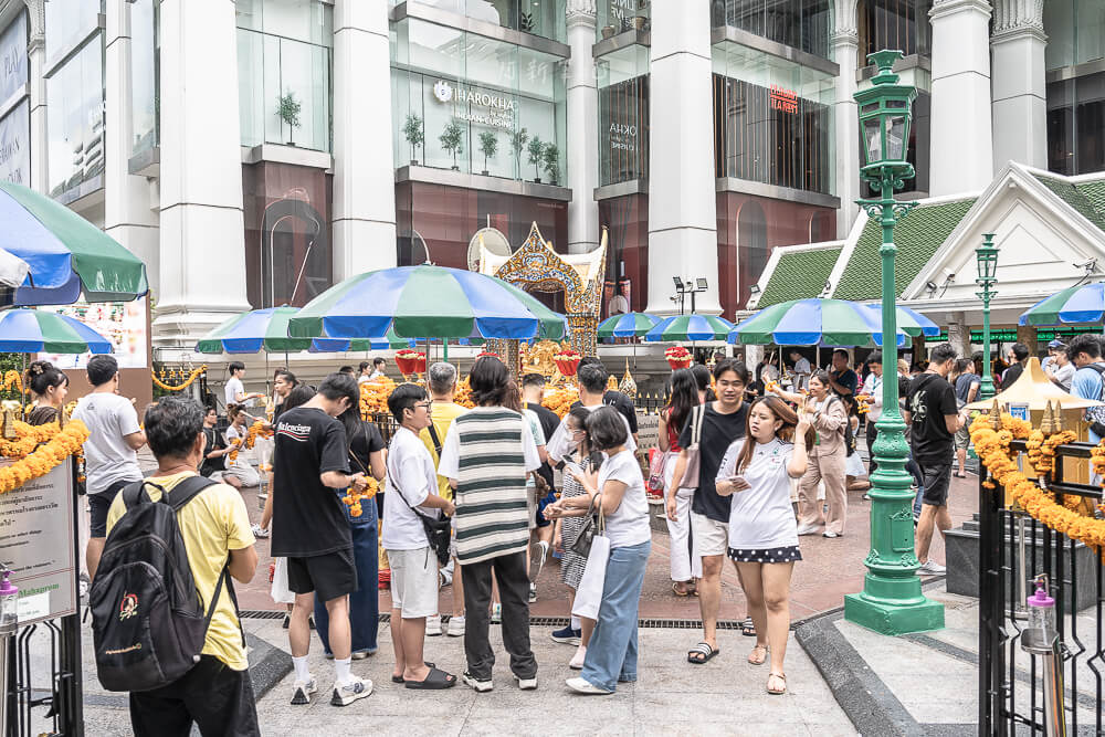 曼谷四面佛,Erawan Shrine,四面神,拜四面佛,祈福還願,還願舞,供奉鮮花,供品購買,參拜 曼谷 四面佛 廣場全景與參拜人潮