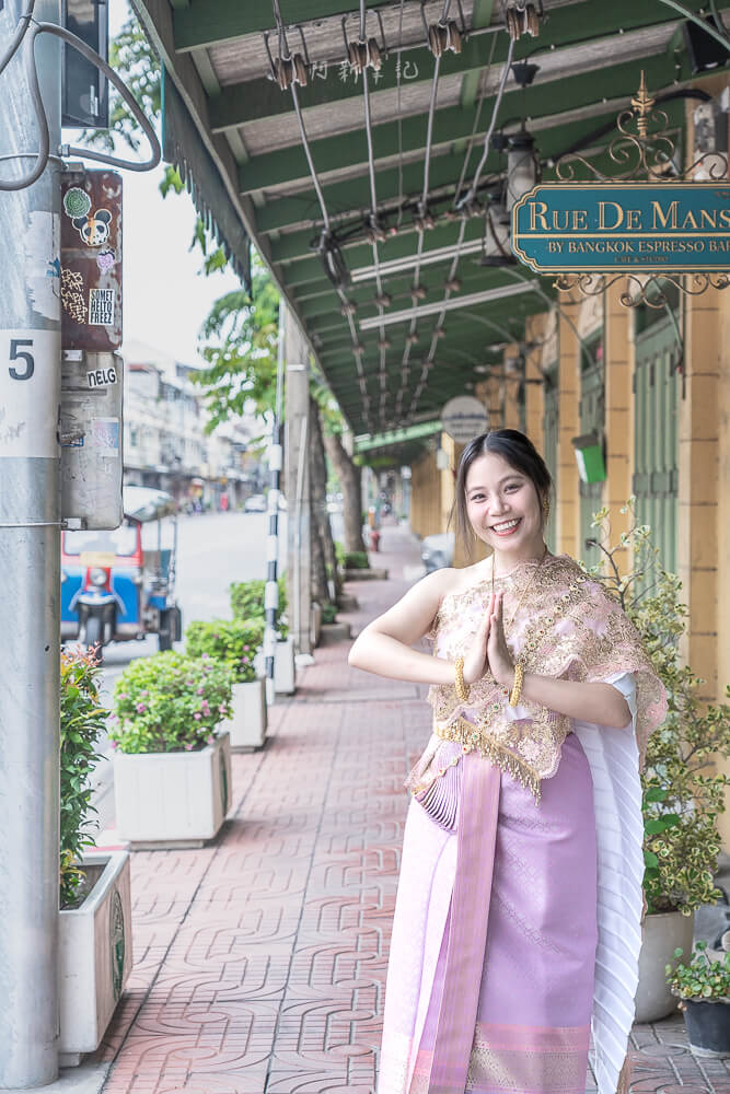Cherd-Chay Thai Glory,曼谷泰服租借,泰式傳統服裝,曼谷泰服拍照,泰服體驗,泰服租借價格,泰服租借評價,泰服租借預約,泰服造型與化妝,泰服配件飾品,曼谷外拍攝影,情侶婚紗泰服拍攝,泰服租借流程,營業時間與注意事項