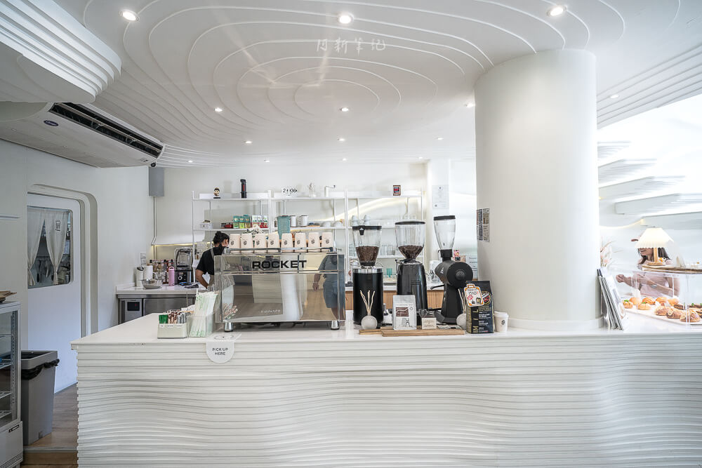 Flat White Cafe,Flat White Cafe Bangkok,Flat White Cafe menu,Flat White Cafe review,Bangkok white café,Bangkok minimalist café,Flat White dessert,Flat White coffee shop