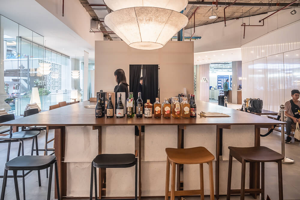 KINTO Thailand,曼谷咖啡館,曼谷咖啡店,手沖咖啡,單品咖啡,拿鐵,甜點,早午餐,內用座位,吧台區,菜單價格,評價心得,打卡景點,營業時間,交通怎麼去,BTS