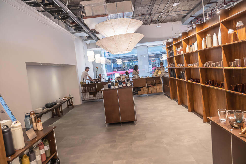 KINTO Thailand,曼谷咖啡館,曼谷咖啡店,手沖咖啡,單品咖啡,拿鐵,甜點,早午餐,內用座位,吧台區,菜單價格,評價心得,打卡景點,營業時間,交通怎麼去,BTS