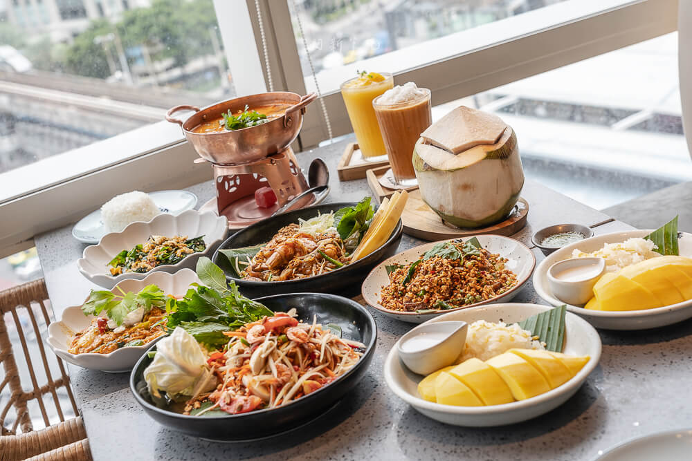 Kub Kao Kub Pla,曼谷餐廳,泰式家常菜,泰國料理,曼谷美食,百貨美食,商場餐廳,米飯料理,河粉,打拋豬,咖哩,炸豬肉,甜點,芒果糯米飯,菜單