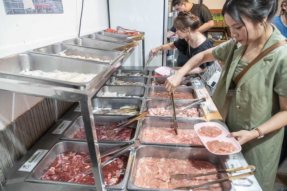 Pranakorn Grill,曼谷燒烤吃到飽,泰式銅盤烤肉,泰式火鍋,Mu Kratha,海鮮燒烤,自助吧,啤酒飲料,菜單價格,評價心得,線上訂位,營業時間,交通怎麼去,戶外座位,家庭聚餐