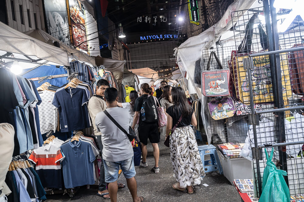曼谷 水門市場 巷內Baiyoke Sky招牌