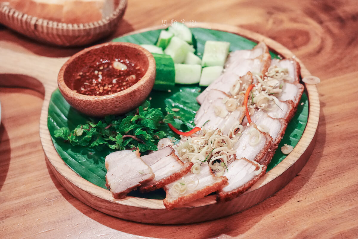 峴港 BepCuon 脆皮燒肉,峴港美食推薦 峴港 BepCuon 脆皮燒肉切片排在香蕉葉上,搭配小黃瓜、薄荷與辣味魚露