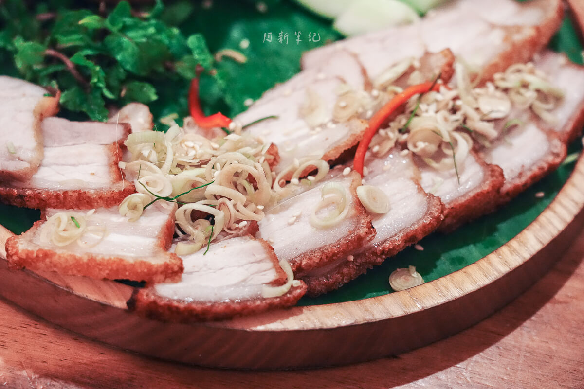 峴港 BepCuon 脆皮燒肉近拍，起泡脆皮上撒香茅絲與白芝麻