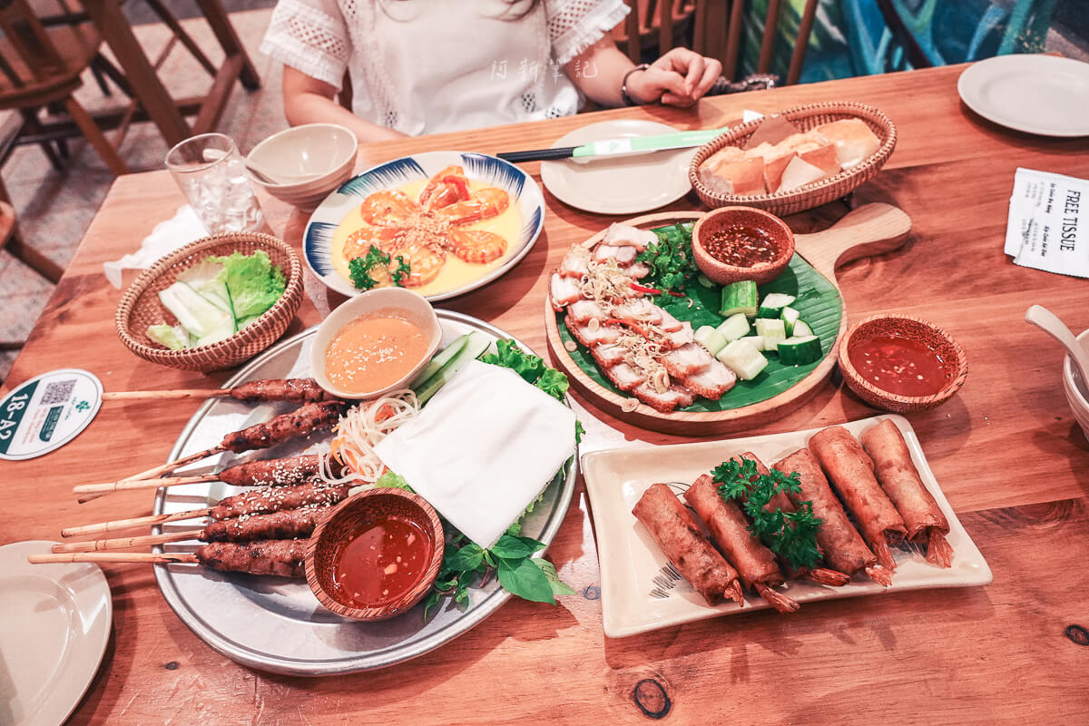 峴港 BepCuon 整桌越南料理，包含肉片拼盤、炸春捲、烤肉串與沾醬
