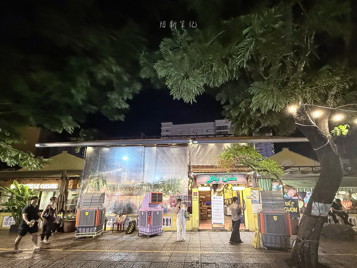 峴港 BepCuon 外觀,峴港米其林餐廳 峴港 BepCuon 夜晚亮燈的門面,大樹串燈、綠色招牌與門口水冷扇