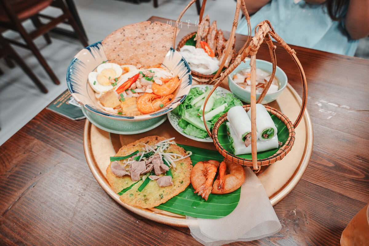 峴港 Com Nha Vui 套餐托盤，有廣南米線、越南煎餅、河粉捲、炸蝦餅與生菜