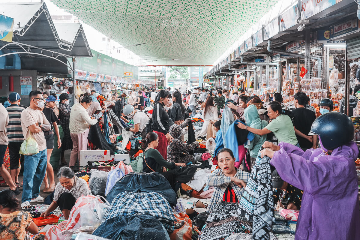 Con Market 共市場棚子下堆在地上的衣服與挑選的人潮