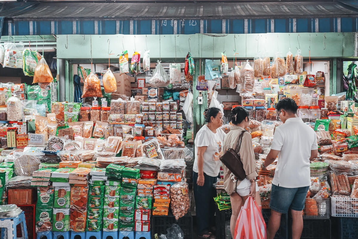 峴港共市場商店門口擺放的各式瓶罐與包裝商品