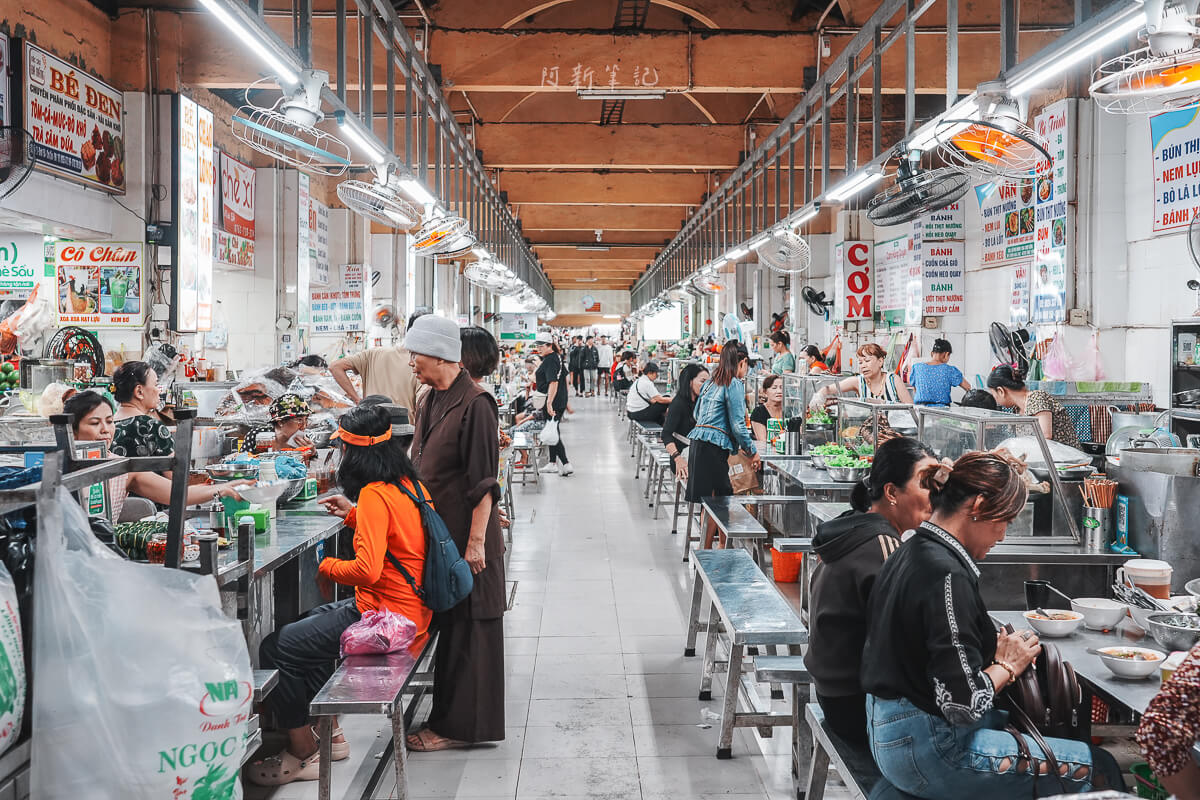 Con Market 共市場室內小吃區，兩側攤位與坐在長桌用餐的客人