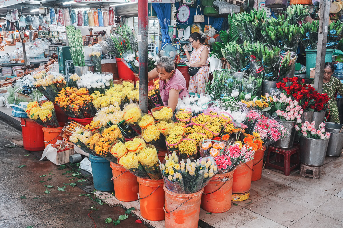 Con Market 共市場花攤，橘色水桶裡插滿黃色菊花與玫瑰