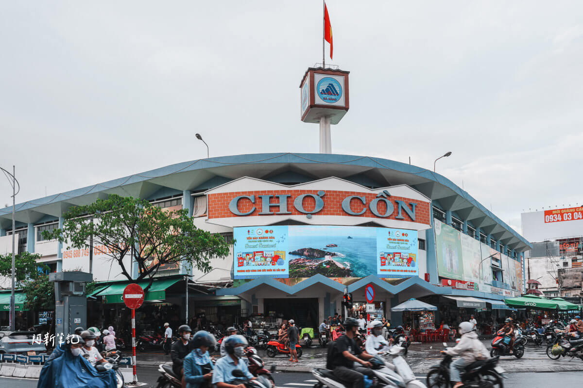 Con Market 共市場正面建築、入口與門前車流