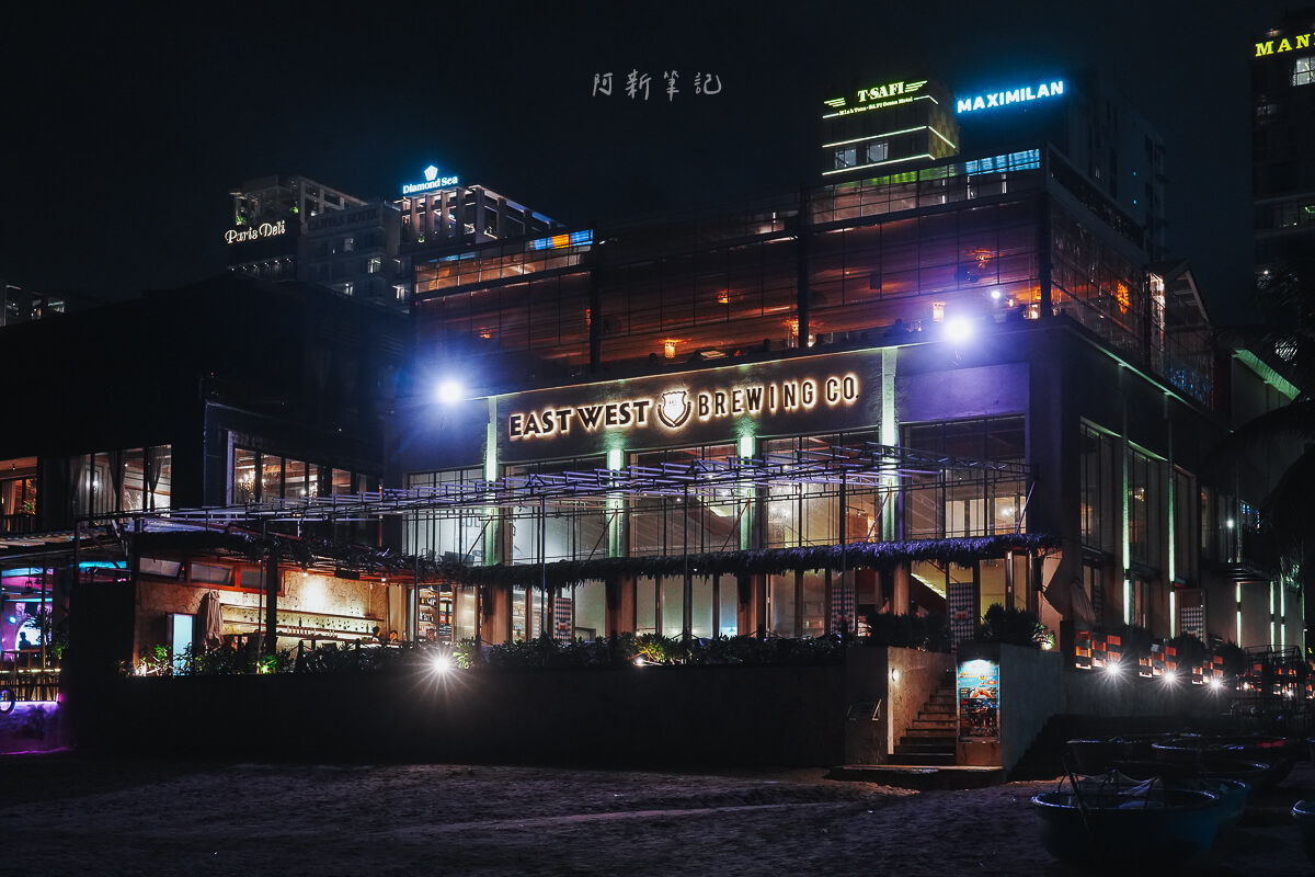 峴港美溪沙灘旁 East West Brewing 夜間亮燈的玻璃建築