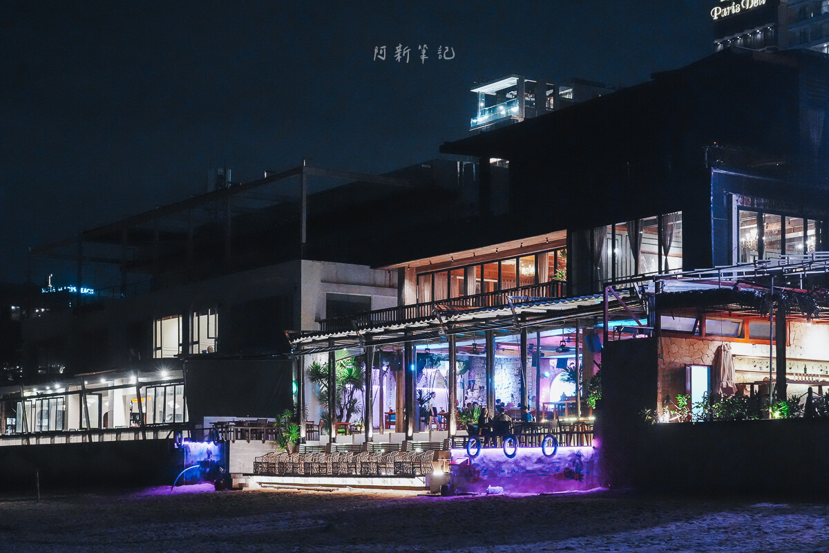 峴港美溪沙灘上的海景酒吧，紫色燈光與戶外座位