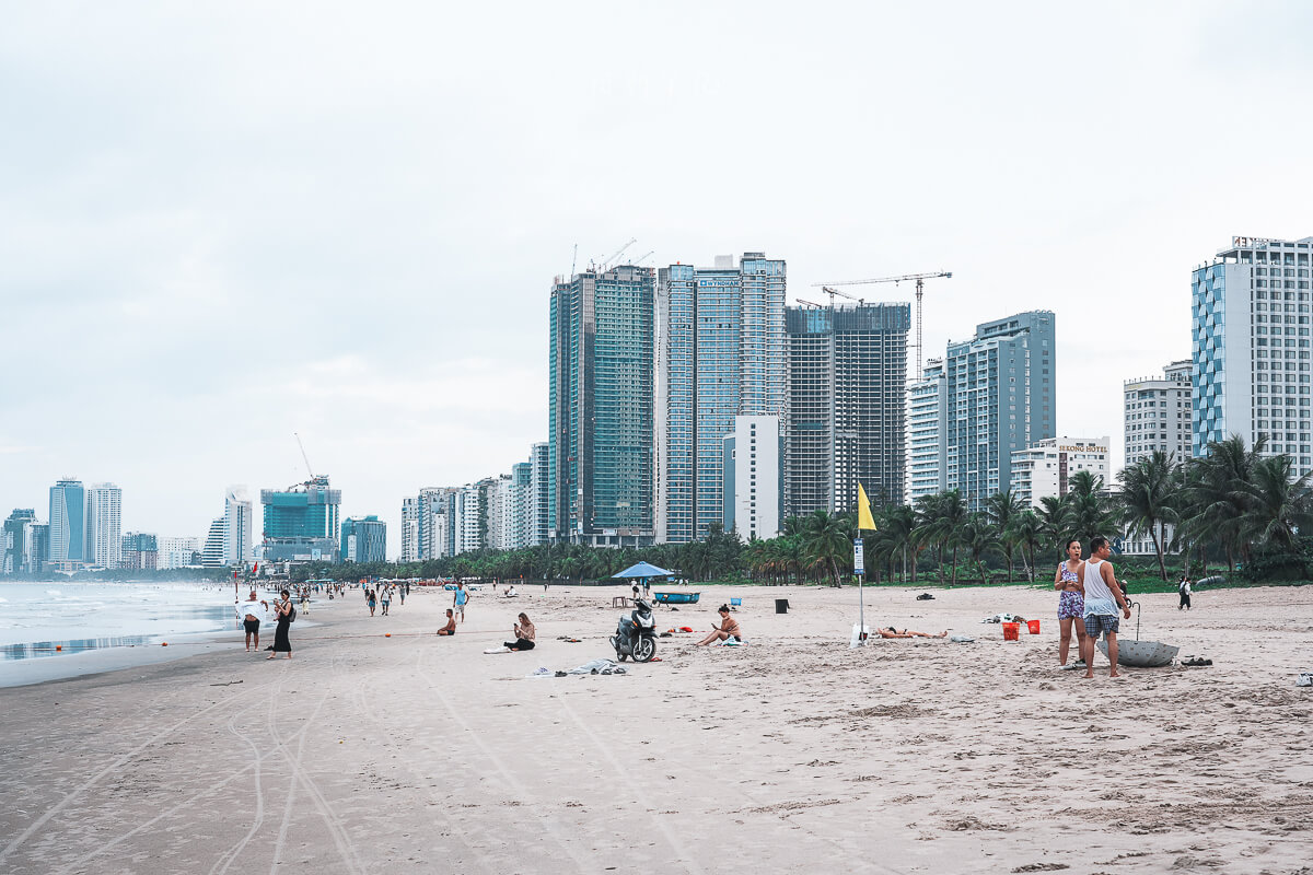 峴港沙灘與海岸線，後方可見沿海建築