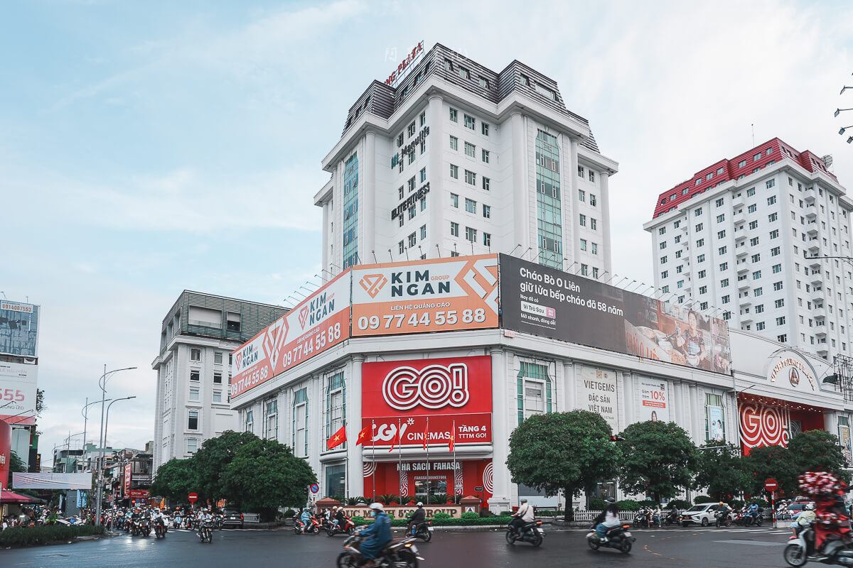 峴港 GO! 超市所在的 Vĩnh Trung Plaza 白色大樓與門前車流