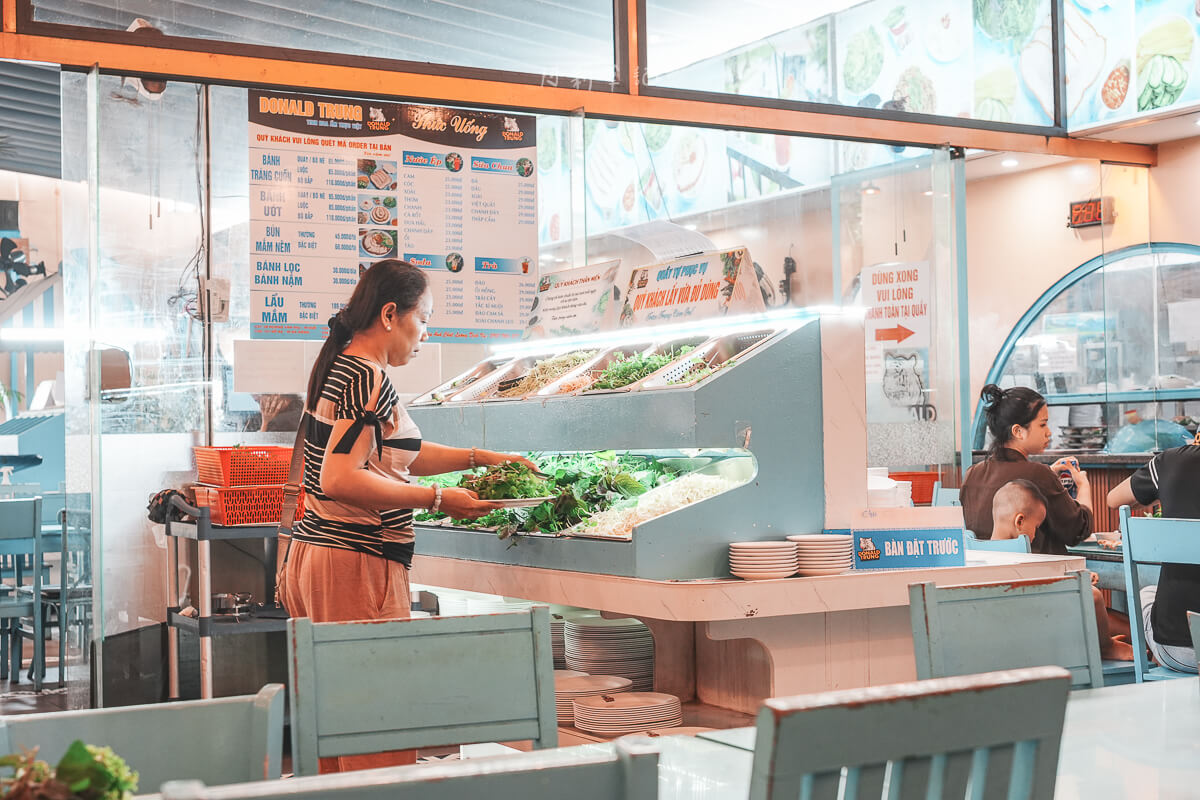 峴港 DONALD TRUNG 店內餐檯、工作人員與前方用餐座位