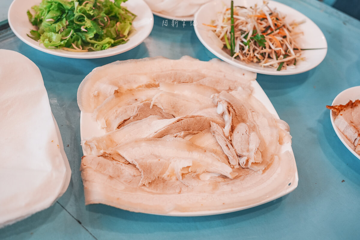 峴港 Donald Trung 水煮豬肉,峴港米紙豬肉捲 峴港 Donald Trung 層疊擺放的薄切水煮豬肉片特寫