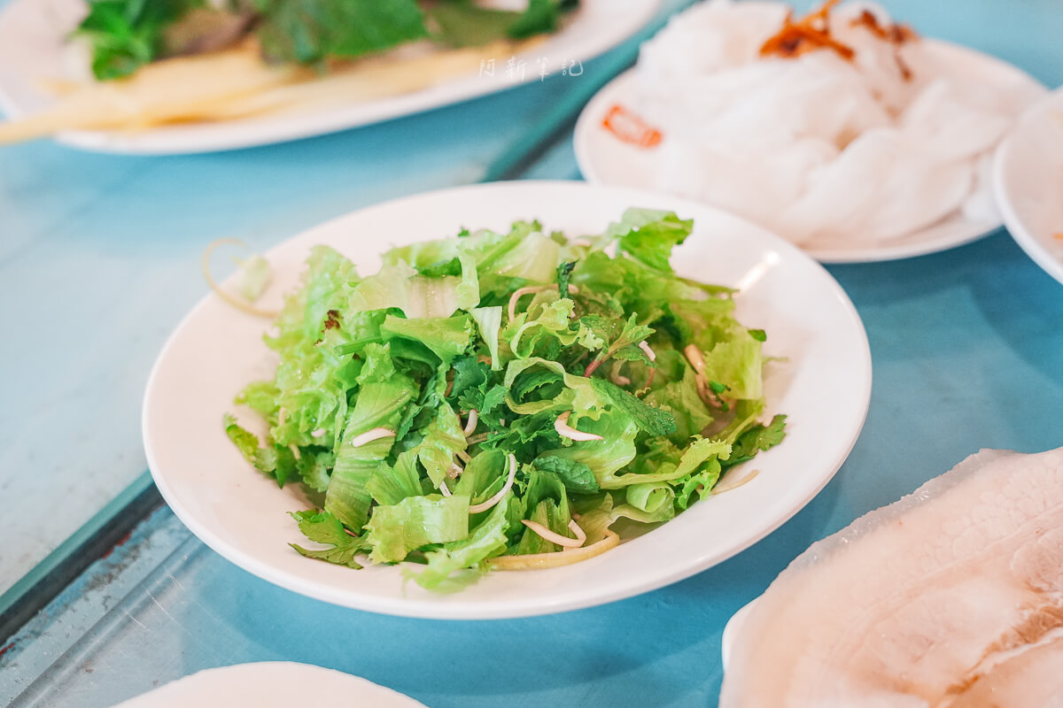 峴港 Donald Trung 生菜,峴港越南料理 峴港 Donald Trung 白盤中的萵苣、薄荷與香草配料