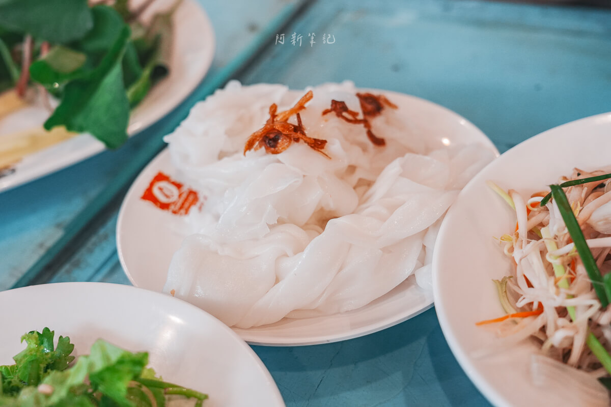 峴港 Donald Trung 米皮,峴港燒肉 峴港 Donald Trung 白盤上的濕米皮 bánh ướt,上面撒著油蔥酥