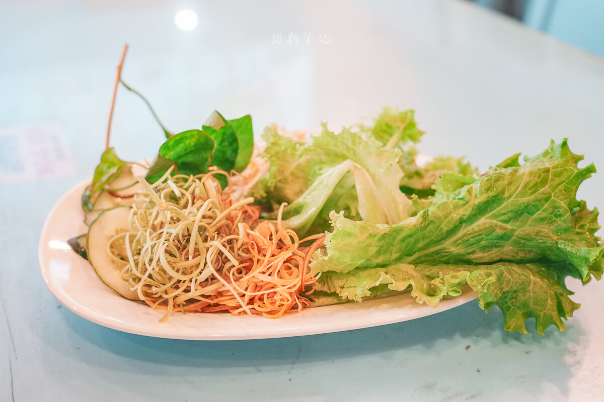 峴港 Donald Trung 醃菜配料,峴港美食 峴港 Donald Trung 拼盤上的小黃瓜片、醃芭蕉花絲、醃紅蘿蔔與萵苣