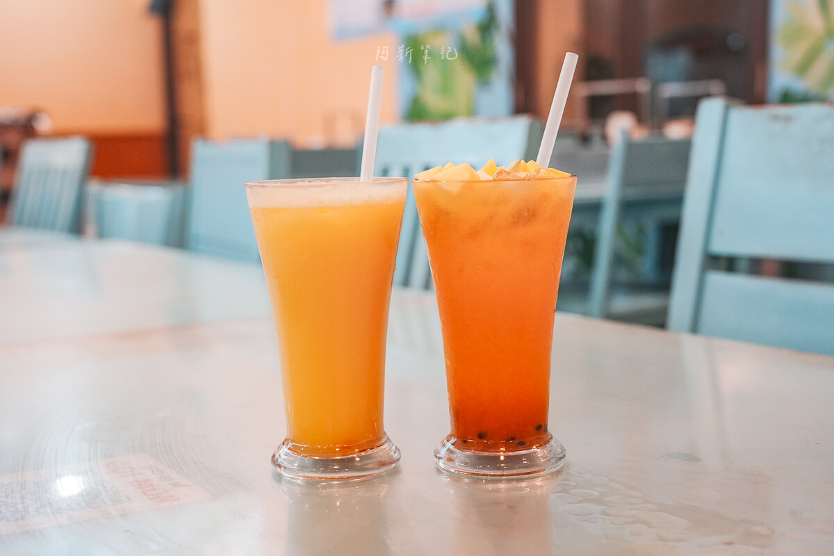 峴港 Donald Trung 飲料,峴港芒果汁 峴港 Donald Trung 桌上兩杯附吸管的飲品,左邊芒果汁、右邊鋪芒果丁的水果茶