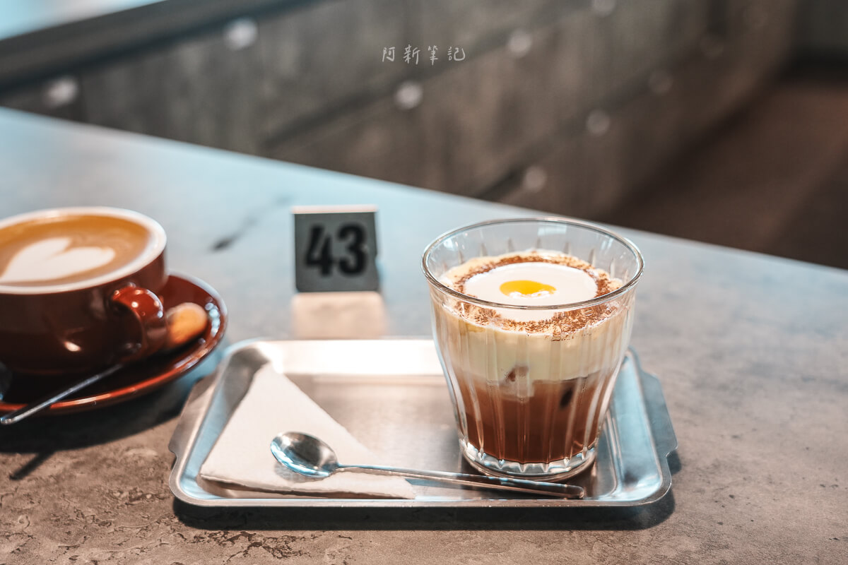 峴港 Lighthouse Coffee 桌上的咖啡杯與玻璃杯冰飲