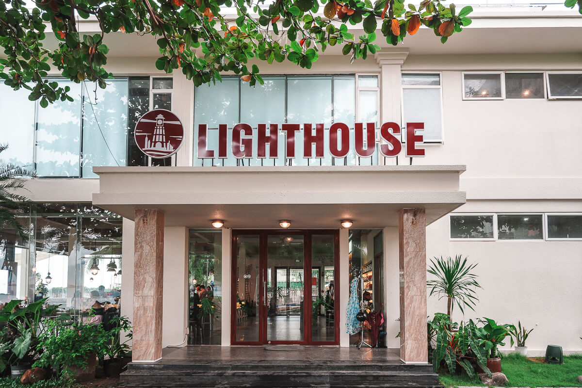 峴港 Lighthouse Coffee 白色建築正面、入口與門前植栽