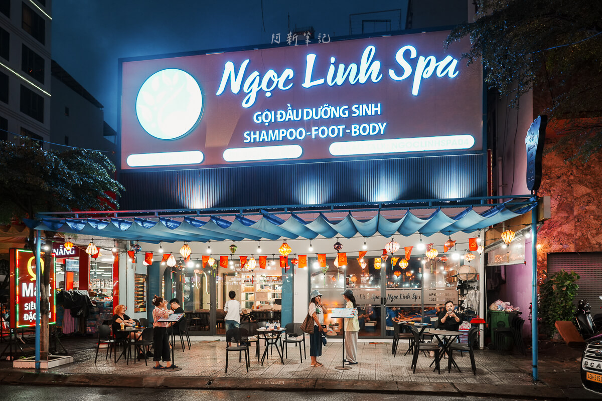 峴港 Ngoc Linh Spa 夜間亮燈的招牌與店面外觀