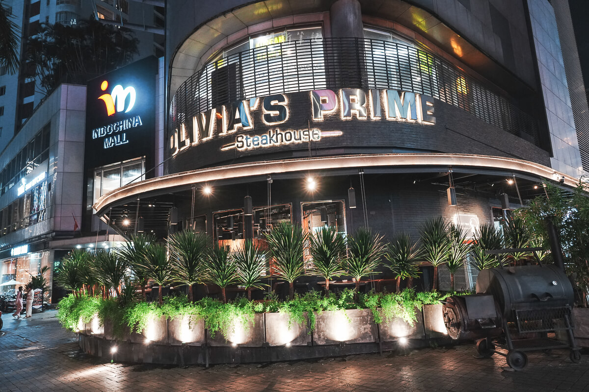 峴港 Olivia's Prime Steakhouse 夜間亮燈的建築外觀與店名招牌