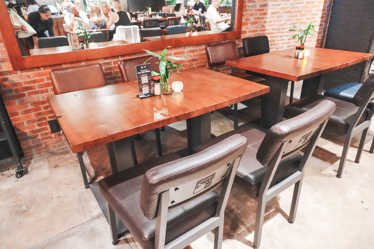 Olivia's Prime Steakhouse 排列整齊的木桌與椅子