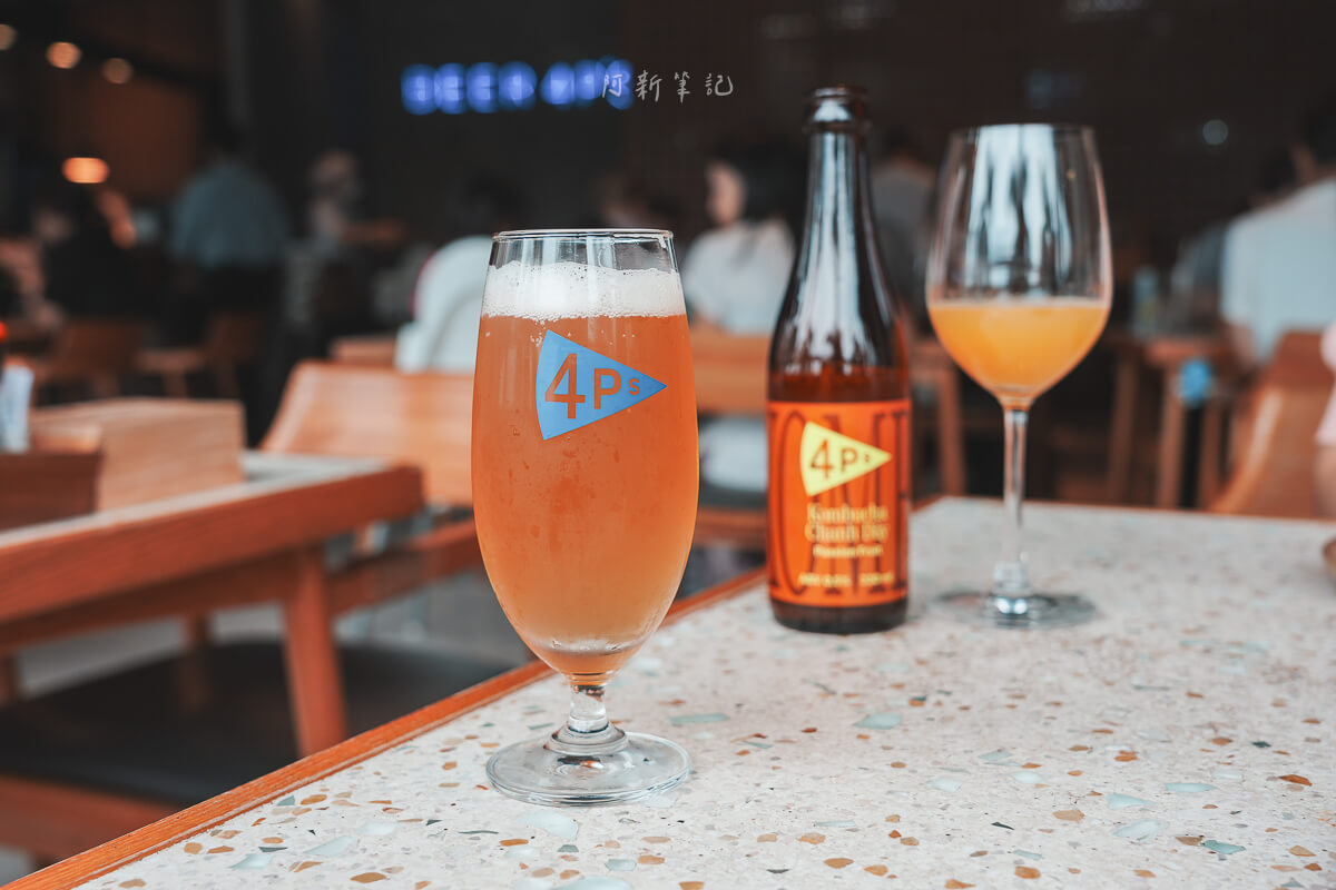 峴港 Pizza 4P's Indochina 印有三角旗 logo 的啤酒杯、康普茶瓶與高腳杯