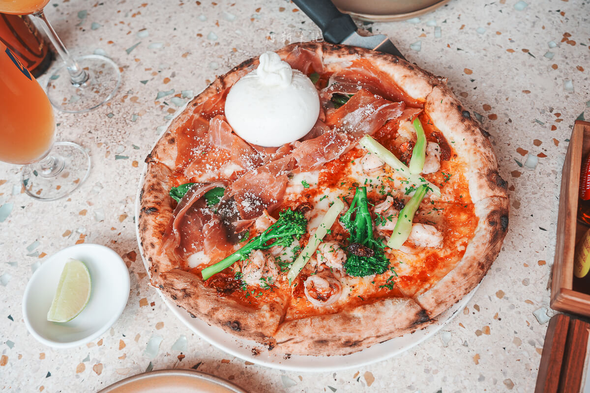 峴港 Pizza 4P's Indochina 半半披薩，一半布拉塔起司生火腿、一半蝦仁青花筍