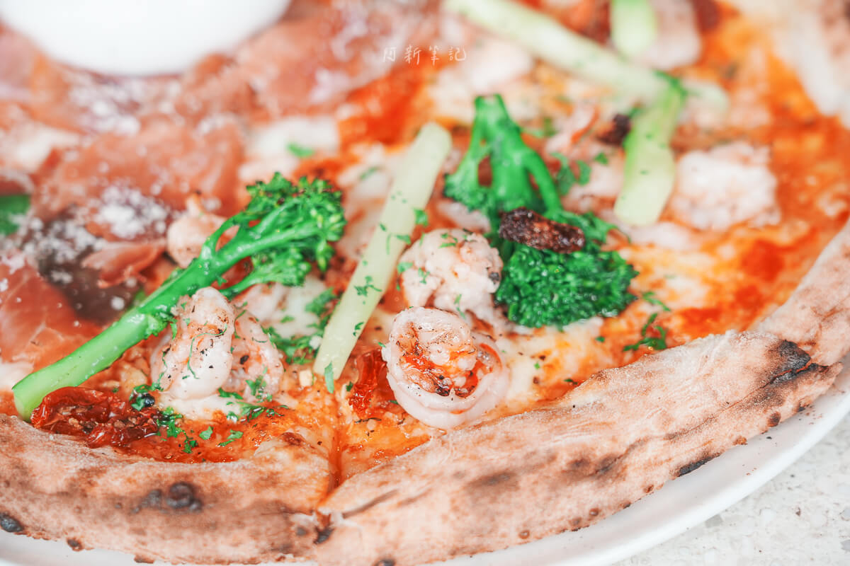 峴港 Pizza 4P's Indochina 披薩近拍，蝦仁、青花筍、蘆筍與乾番茄