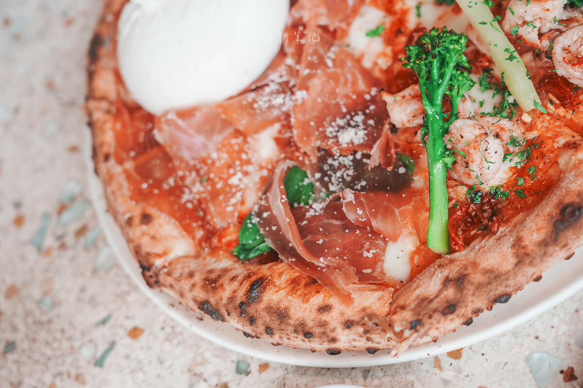 峴港 Pizza 4P's Indochina 披薩中央的整顆布拉塔起司、帕爾馬火腿與帕馬森起司粉