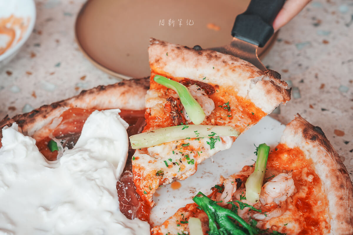 峴港 Pizza 4P's Indochina 切開布拉塔後起司漿流滿披薩的左半邊，右半邊是蝦仁青花筍