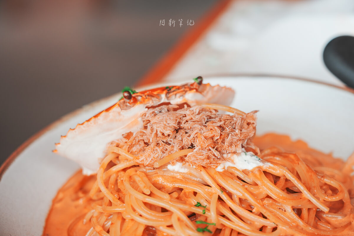 峴港 Pizza 4P's Indochina 掀開蟹殼後露出的蟹肉絲、瑞可塔起司與奶油番茄麵