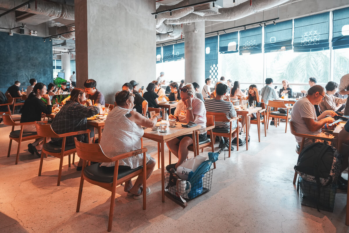 峴港 Pizza 4P's Indochina 寬敞的室內用餐區與大片窗戶