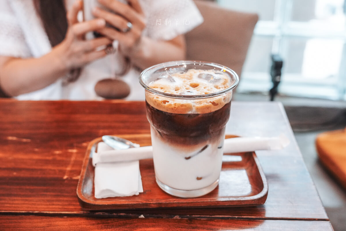 峴港 The Hideout Cafe 木托盤上的分層冰咖啡，下層牛奶、中層濃縮、上層奶泡
