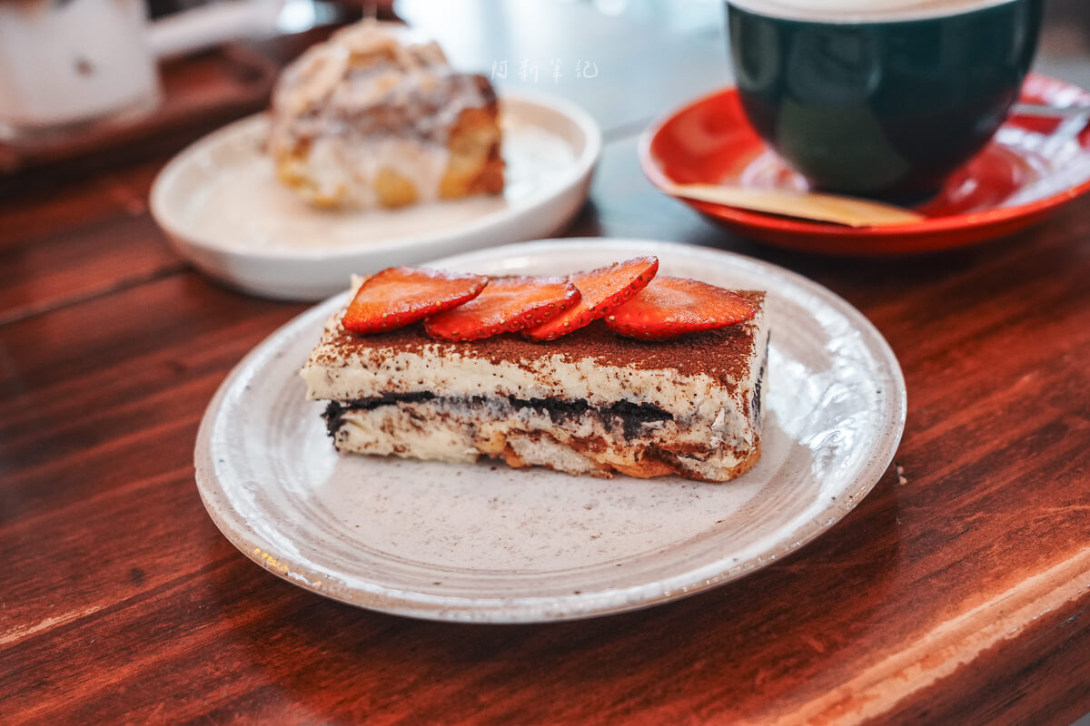峴港 The Hideout Cafe 灰色手工盤上的提拉米蘇，撒可可粉、鋪三片草莓