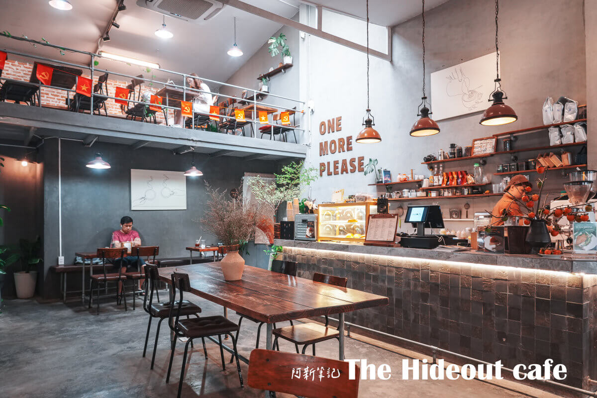 峴港 The Hideout Cafe,峴港咖啡廳推薦,峴港咖啡 峴港 The Hideout Cafe 室內全景,吧檯、木桌座位與二樓欄杆